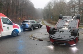 Polizei Düren: POL-DN: Unfall auf der L12 - Pkw überschlägt sich