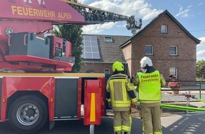 Freiwillige Feuerwehr Alpen: FW Alpen: Photovoltaikanlage in Brand