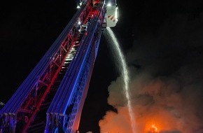 Feuerwehr Essen: FW-E: Feuer auf Schrottplatz - keine verletzten Personen