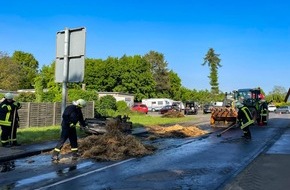 Freiwillige Feuerwehr Wachtberg: FW Wachtberg: Brennende Strohballen auf PKW-Anhänger in Wachtberg-Arzdorf