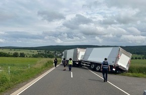 Polizeidirektion Trier: POL-PDTR: Vollsperrung durch Lkw-Unfall bei Hinzerath