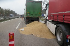 Polizeiinspektion Delmenhorst / Oldenburg - Land / Wesermarsch: POL-DEL: Autobahnpolizei Ahlhorn: Auffahrunfall auf der A1 im Bereich der Gemeinde Dötlingen +++ Weizen auf der Fahrbahn (Foto)