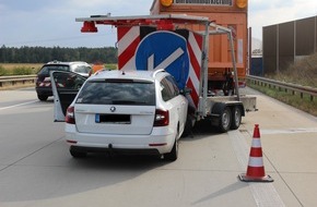 Autobahnpolizeiinspektion: API-TH: PKW fährt auf Schilderwagen, eine Person verletzt