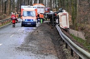Kreisfeuerwehrverband Rendsburg-Eckernförde: FW-RD: Mit Kieslaster von der Straße abgekommen - Fahrerin leicht verletzt