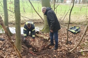 Feuerwehr Dinslaken: FW Dinslaken: Hund aus Notlage befreit