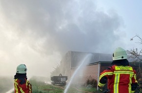 Kreisfeuerwehrverband Pinneberg: FW-PI: 1. Meldung: Brand einer Lagerhalle in Seester