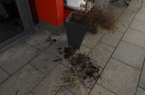 Polizei Hagen: POL-HA: "Ich wollte Blumen pflücken" - Mann reißt Pflanzen aus Beeten und Kübeln in der Innenstadt