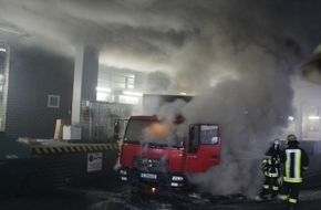 Feuerwehr Essen: FW-E: Brennender LKW unter dem Essener City-Center