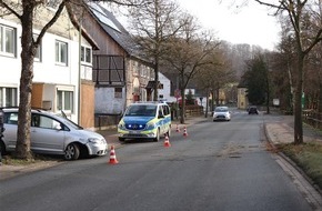 Kreispolizeibehörde Höxter: POL-HX: Golf prallt gegen Baum und Hauswand