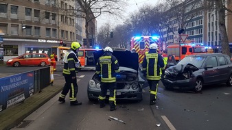 Feuerwehr Mülheim an der Ruhr: FW-MH: Verkehrsunfall. Drei verletzte Personen.