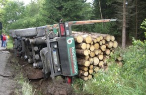 Polizeiinspektion Hameln-Pyrmont/Holzminden: POL-HOL: Bei Holzabfuhr im Bereich Neuhaus: Sattelzug komplett umgekippt - Fahrer leicht verletzt / 20.000,--EUR Sachschaden -