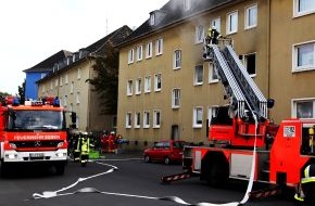 Feuerwehr Essen: FW-E: Zimmerbrand in Mehrfamilienhaus in Bergeborbeck, zunächst galten zwei Kinder als vermisst