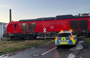 Polizeiinspektion Stade: POL-STD: G&uuml;terzug &uuml;bersehen, Firmenfahrzeug in Stade aufgebrochen, Autofahrer unter Drogeneinfluss, Unfallbeteiligter fl&uuml;chtet ohne F&uuml;hrerschein, Alkohol am Steuer,