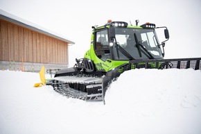 Medienmitteilung | Die SkiArena Andermatt-Sedrun weiht ihren ersten grünen Pistenbully mit Skifahrerin Aline Danioth ein