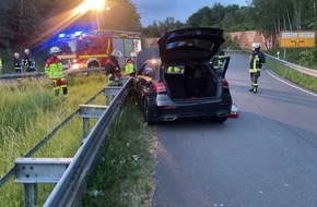 Feuerwehr Dortmund: FW-DO: Besatzung eines Krankenwagen bemerkt verunfalltes Fahrzeug