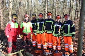 Freiwillige Feuerwehr Hennef: FW Hennef: Motorsägenlehrgang erfolgreich beendet