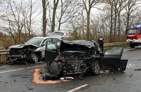 Polizei Düren: POL-DN: Frontal mit dem Gegenverkehr kollidiert