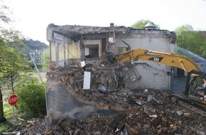 Feuerwehr Essen: FW-E: Hurra, der Bagger ist da! Abbrucharbeiten auf dem Sessenberg schreiten zügig voran, das Gelände wird für den Neubau des Lage- und Logistikzentrums der Feuerwehr vorbereitet.