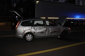 Polizeidirektion Kaiserslautern: POL-PDKL: A6/Kaiserslautern, Sattelzug rammt Pkw im Baustellenbereich