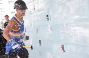 PepsiCo Deutschland GmbH: Riesiger Pepsi MAX Eisblock zieht Berlin in seinen Bann (BILD)