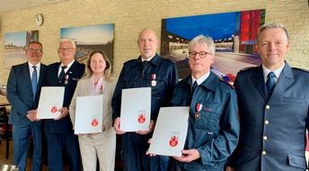 Feuerwehr Ratingen: FW Ratingen: Fotomaterial zur Meldung FW Ratingen: Ehre, wem Ehre gebührt!