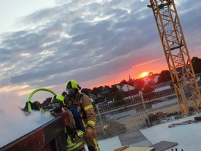 FW Ratingen: Feuer auf Baustelle - erschwerter Zugang für die Feuerwehr - keine Verletzten - bebildert