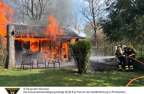 Feuerwehr München: FW-M: Gartenhütte brennt nieder (Feldmoching)