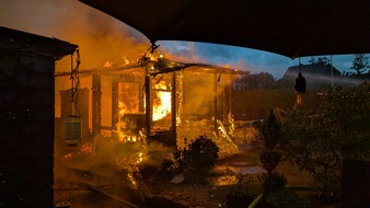 Freiwillige Feuerwehr Werne: FW-WRN: Brand eines Gartenhauses drohte auf Wohnhaus überzugreifen