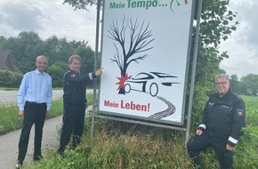 Polizeiinspektion Wilhelmshaven/Friesland: POL-WHV: "Mein Tempo... mein Leben" - Verkehrswacht und Polizei beteiligen sich an landesweiter Präventionskampagne - Schilder auf der B 437 aufgestellt (mit Bildern)