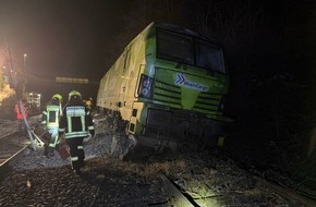 Kreisfeuerwehrverband Main-Taunus e.V.: Feuerwehr MTK: Triebfahrzeug entgleist in Hattersheim - Feuerwehr dichtet undichten &Ouml;ltank ab