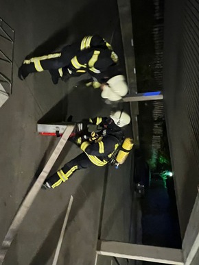 FFW Bergen: Ortsfeuerwehr Bergen übt den Ernstfall: Kellerbrand mit mehreren vermissten Personen