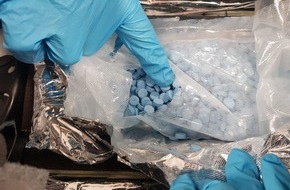 Hauptzollamt Aachen: HZA-AC: Amphetamin&ouml;l und Ecstasy - Zoll nimmt Drogenkuriere fest / Bei H&uuml;ckelhoven finden Zollbeamtinnen und Zollbeamte &uuml;ber vier Liter Amphetamin&ouml;l und fast zweieinhalb Kilo Ecstasy-Pillen.