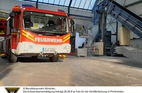 Feuerwehr München: FW-M: Feuer in Papierpresse (Aubing)