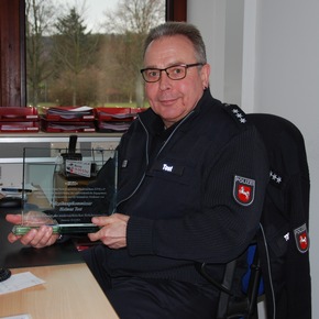 POL-GÖ: (681/2018) Polizist Helmut Tost erhält Ehrenpokal des GVN für Verdienste rund um den Truckerstammtisch der Autobahnpolizei Göttingen