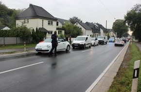 Polizei Mettmann: POL-ME: Hoher Sachschaden nach Verkehrsunfall auf der Hardt - Langenfeld - 2009176