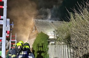 Feuerwehr Neuss: FW-NE: Schwelbrand sorgt für dreistündigen Einsatz in der Nacht | Feuerwehr verhindert Dachstuhlbrand