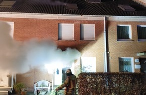 Polizeiinspektion Stade: POL-STD: Reihenhaus in Stade ausgebrannt - 200.000 Euro Schaden, Polizist und Rettungsdienstmitarbeiter bei Widerstand durch Patienten verletzt