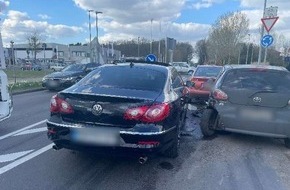 Polizeiinspektion Rotenburg: POL-ROW: ++ Nach Messung: Verkehrsschilder absichtlich umgedreht ++ Bedrohungslage durch Polizei verhindert: 22-Jähriger gestellt ++ 2,82 Promille und geplatzter Reifen: Führerschein sichergestellt ++