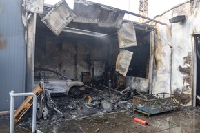 FW Porta Westfalica: 10.03.2026 - Gro&szlig;brand einer KFZ-Werkstatt in Porta Westfalica Barkhausen
