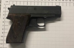 Bundespolizeidirektion Sankt Augustin: BPOL NRW: Bundespolizei findet Schreckschusswaffe