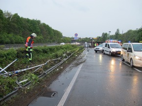 FW-D: LKW liegt quer auf Autobahn - Zwei Verletzte