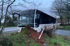 Polizeiinspektion Nordsaarland: POL-Nordsaarland: Verkehrsunfall mit Schulbus