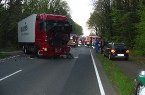 Polizeiinspektion Nienburg / Schaumburg: POL-NI: Schwerer Verkehrsunfall auf der B 215 - Bilder im Download -