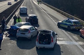 Polizeidirektion Neustadt/Weinstraße: POL-PDNW: Polizeiautobahnstation Ruchheim Unfall mit mehreren Fahrzeugen, zeitweise Vollsperrung der Autobahn