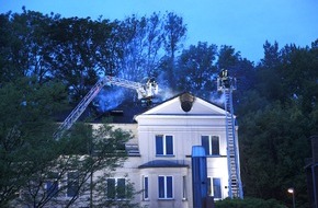 Feuerwehr Essen: FW-E: Dachstuhlbrand in Mehrfamilienhaus, eine männliche Person schwer verletzt