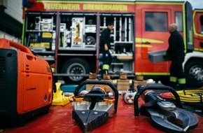 Feuerwehr Bremerhaven: FW Bremerhaven: Schwerer Unfall im Bremerhavener Stadtnorden, Lkw-Fahrer bei Reparaturarbeiten eingeklemmt.