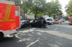 Feuerwehr Mülheim an der Ruhr: FW-MH: Pkw überschlägt sich nach Kollision #fwmh