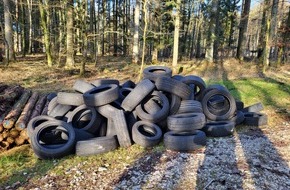 Polizeipräsidium Ulm: POL-UL: (BC) Laupheim - Altreifen entsorgt / In den vergangenen Tagen hatte ein Unbekannter in einem Waldstück bei Laupheim eine größere Menge Reifen entsorgt.