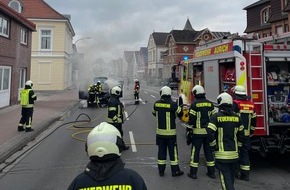 Freiwillige Feuerwehr Aurich: FW-AUR: Auto fängt während der Fahrt Feuer
