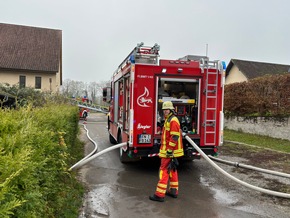 KFV Bodenseekreis: Großer Feuerwehreinsatz wegen Schwelbrand in Wiggenweiler